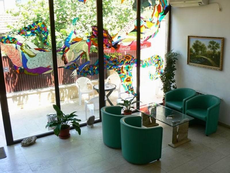 Family Art Hotel Gallery Pleven Bagian luar foto