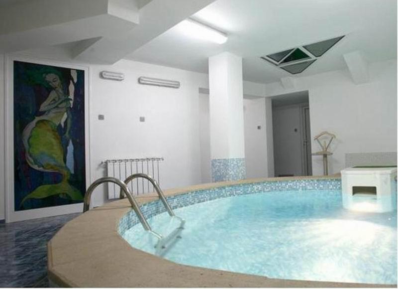 Family Art Hotel Gallery Pleven Bagian luar foto