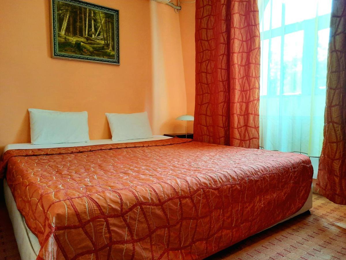 Family Art Hotel Gallery Pleven Bagian luar foto