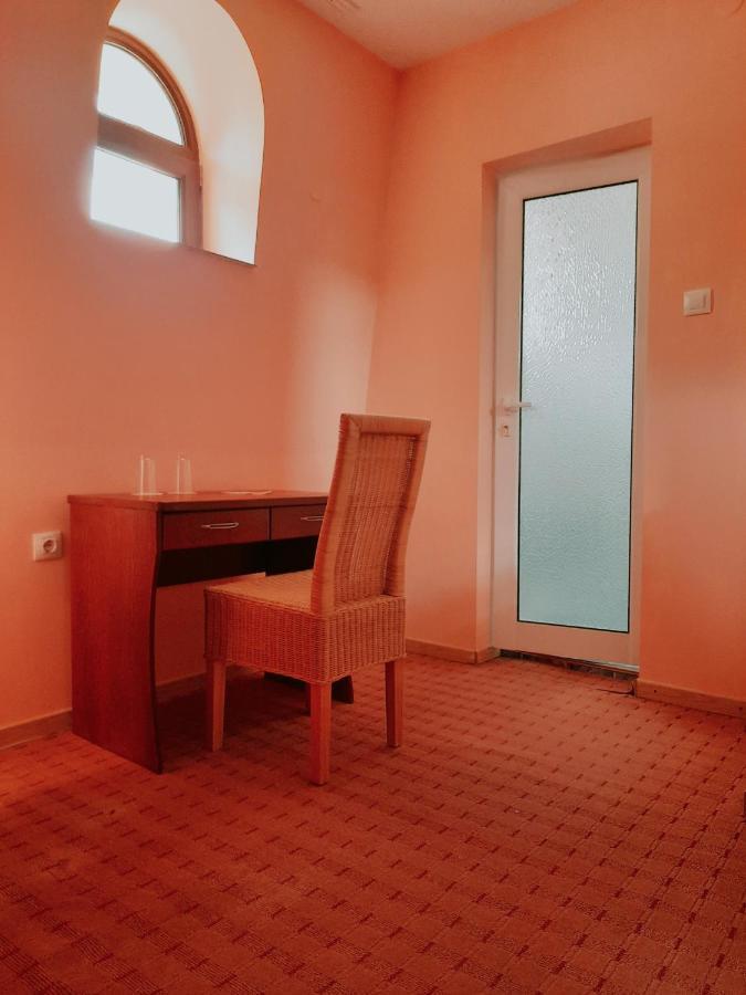 Family Art Hotel Gallery Pleven Bagian luar foto