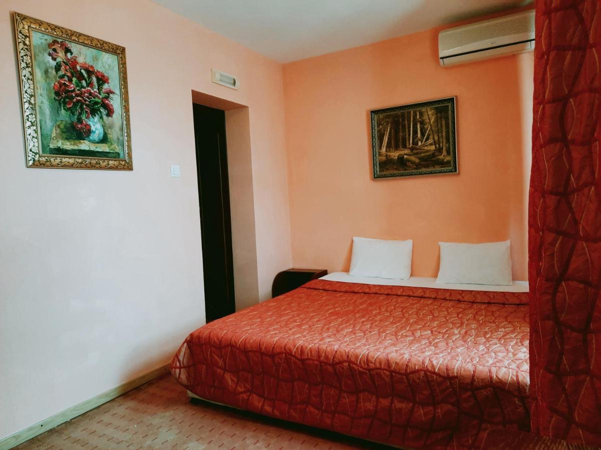 Family Art Hotel Gallery Pleven Bagian luar foto