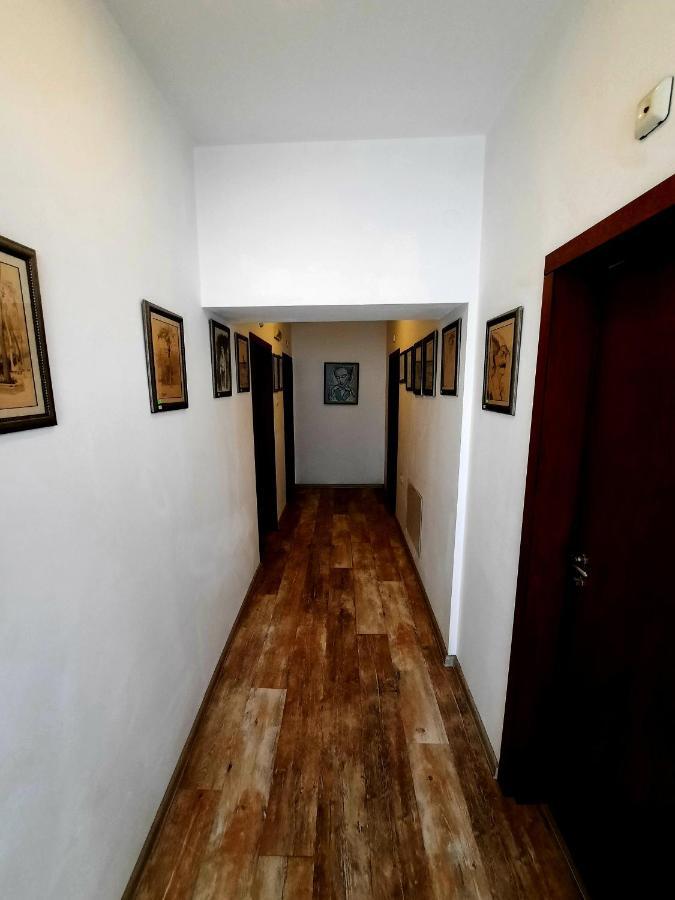 Family Art Hotel Gallery Pleven Bagian luar foto