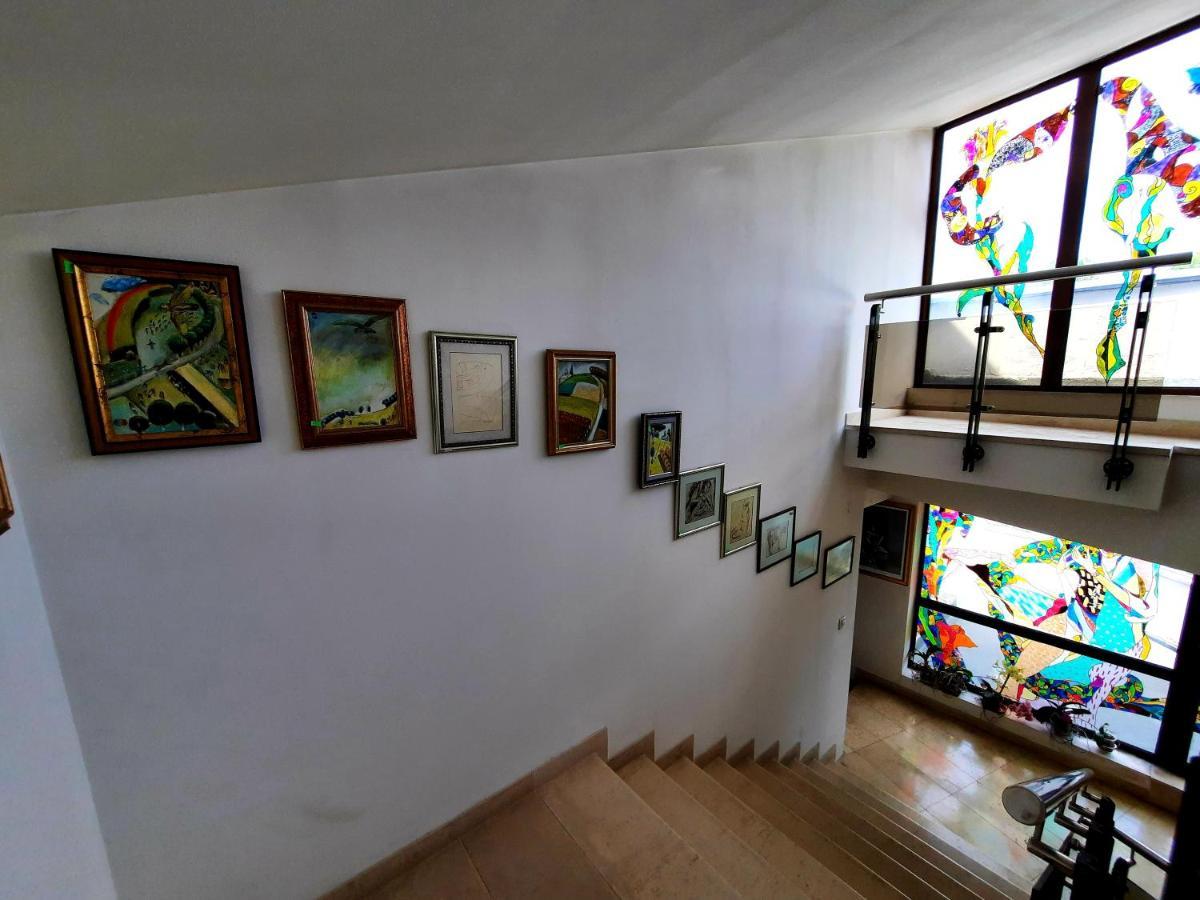 Family Art Hotel Gallery Pleven Bagian luar foto
