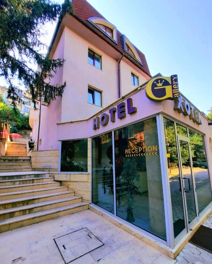 Family Art Hotel Gallery Pleven Bagian luar foto