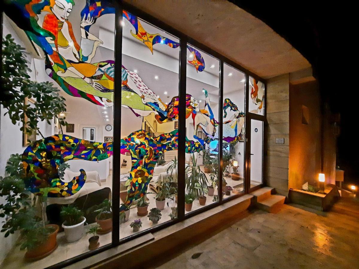 Family Art Hotel Gallery Pleven Bagian luar foto