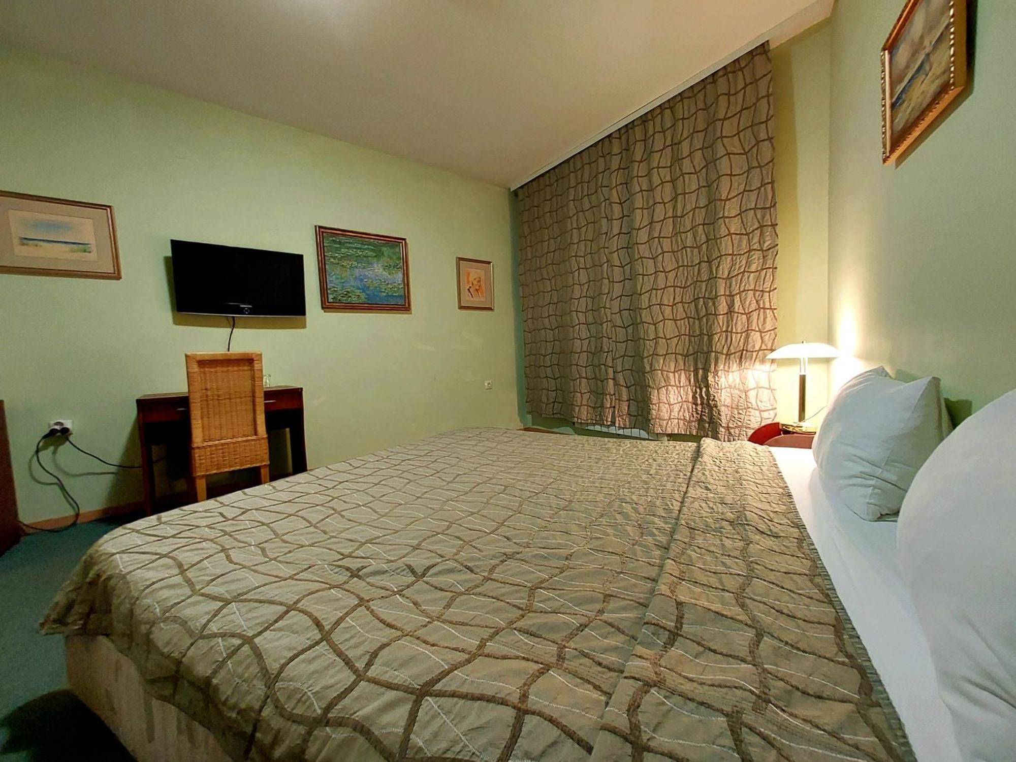 Family Art Hotel Gallery Pleven Bagian luar foto
