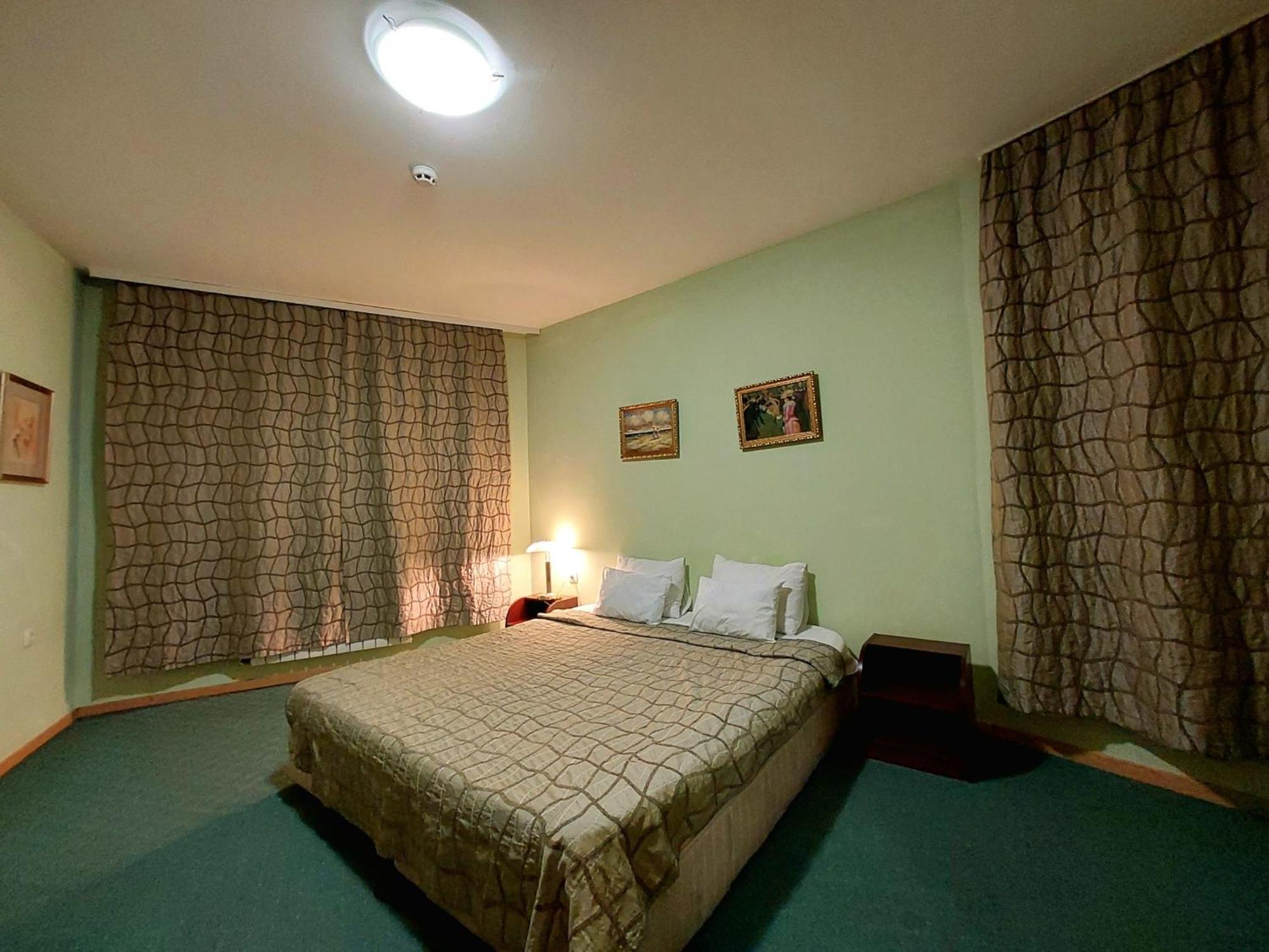 Family Art Hotel Gallery Pleven Bagian luar foto
