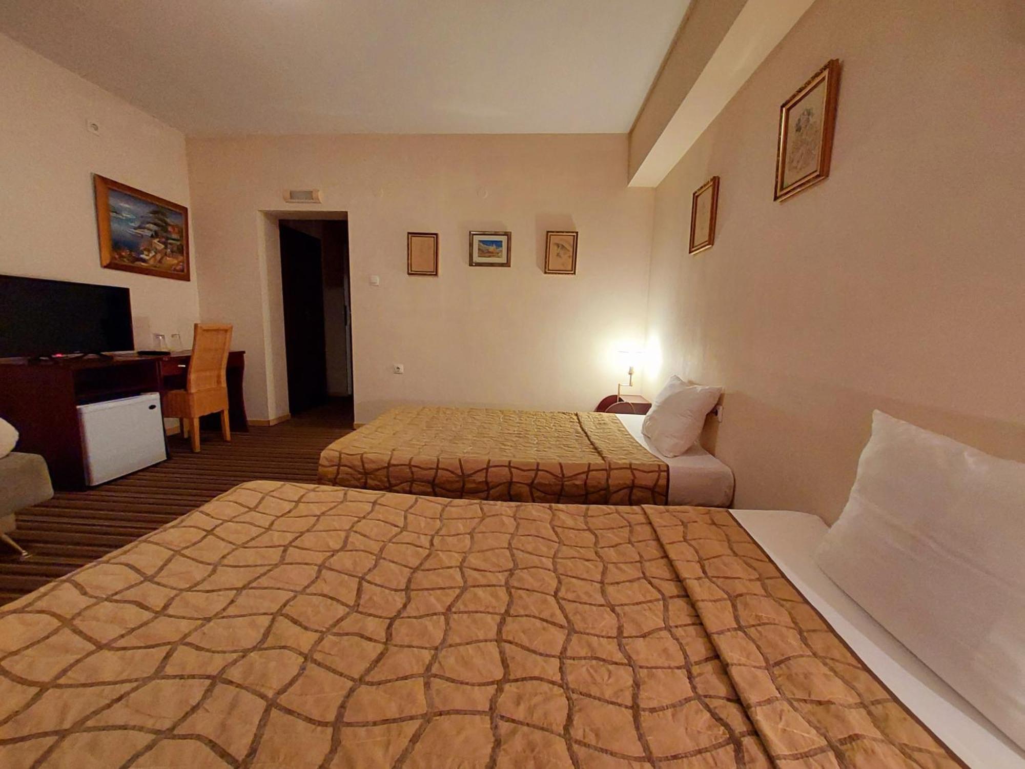 Family Art Hotel Gallery Pleven Bagian luar foto