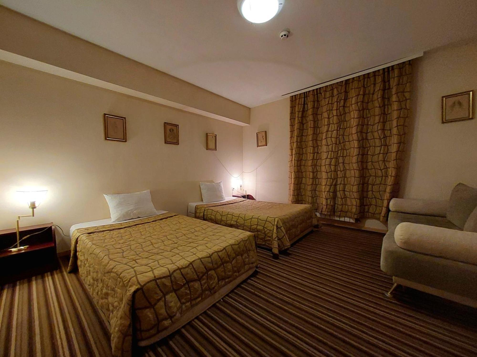 Family Art Hotel Gallery Pleven Bagian luar foto