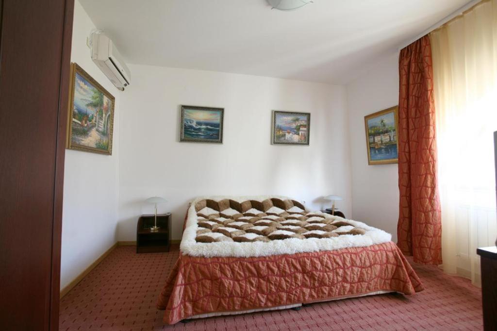 Family Art Hotel Gallery Pleven Bagian luar foto