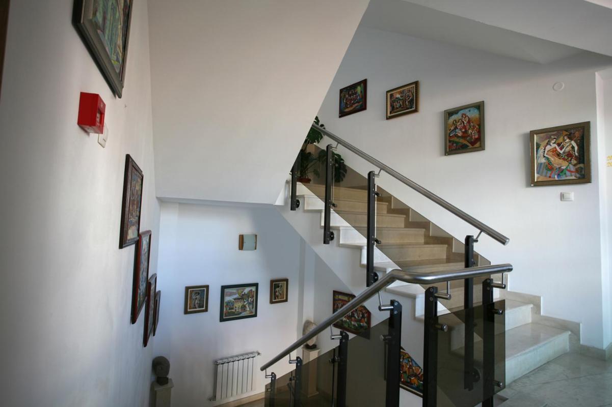 Family Art Hotel Gallery Pleven Bagian luar foto