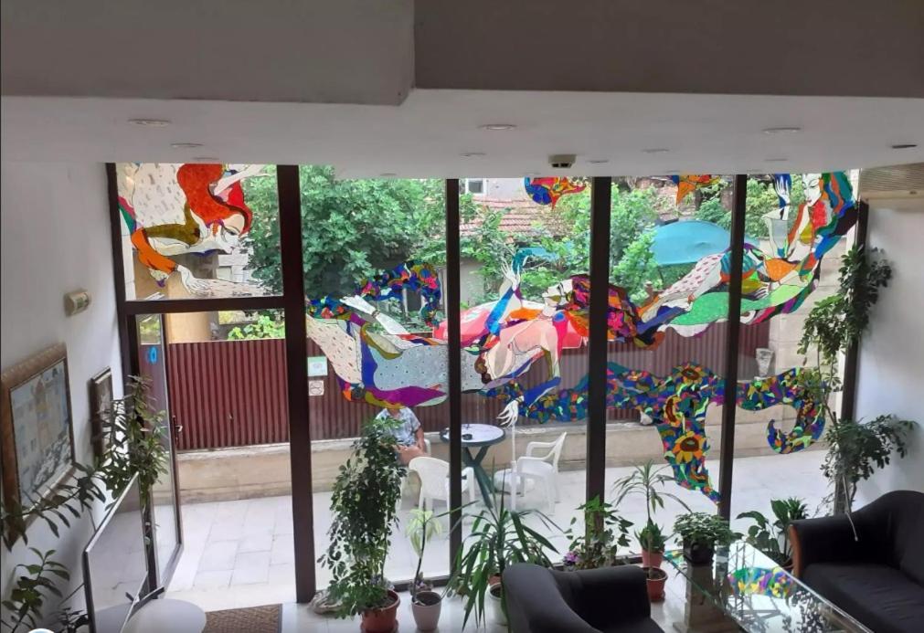 Family Art Hotel Gallery Pleven Bagian luar foto