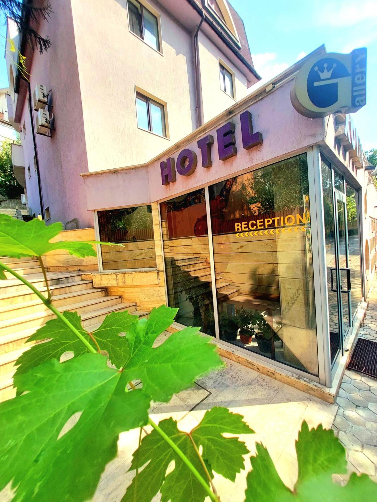 Family Art Hotel Gallery Pleven Bagian luar foto