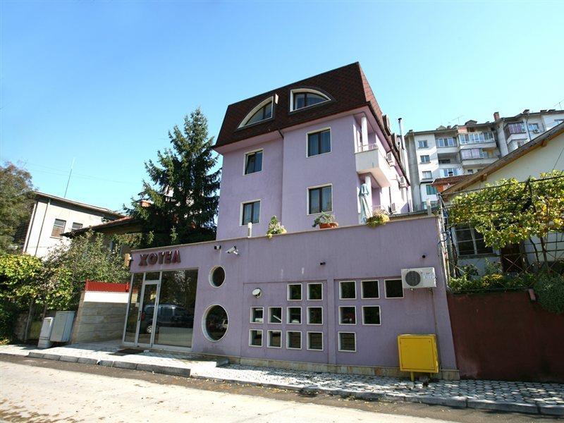 Family Art Hotel Gallery Pleven Bagian luar foto