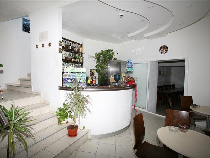 Family Art Hotel Gallery Pleven Bagian luar foto