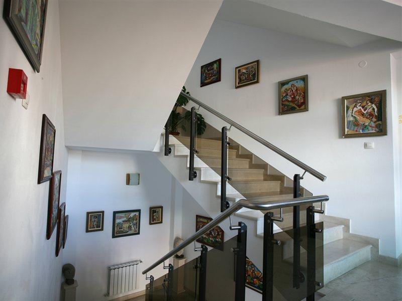 Family Art Hotel Gallery Pleven Bagian luar foto