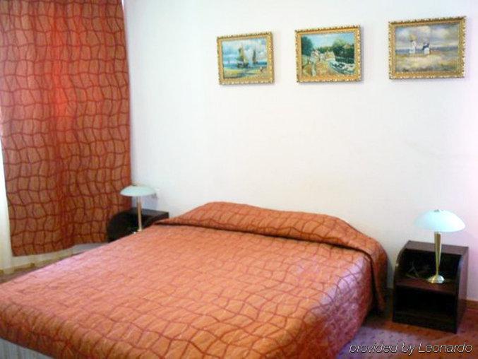 Family Art Hotel Gallery Pleven Bagian luar foto