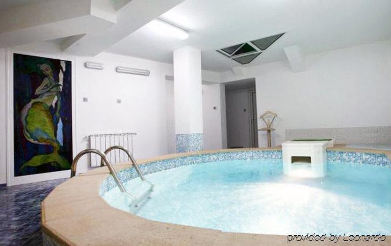 Family Art Hotel Gallery Pleven Bagian luar foto