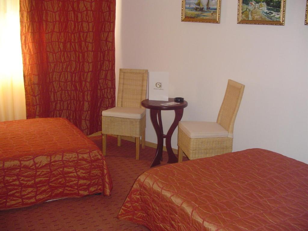 Family Art Hotel Gallery Pleven Ruang foto